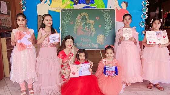 सेठ एमआर जयपुरिया स्कूल में आयोजित कार्यक्रम में उपस्थित महिलाएं। स्रोत : विद्यालय