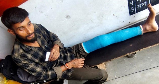 उझानी में आंबेडकर चौराहे के पास हाईवे पर गड्ढे दिखाते दुकानदार। संवाद उझानी में आंबेडकर चौराहे के पास हाईवे पर गड्ढे दिखाते दुकानदार। संवाद