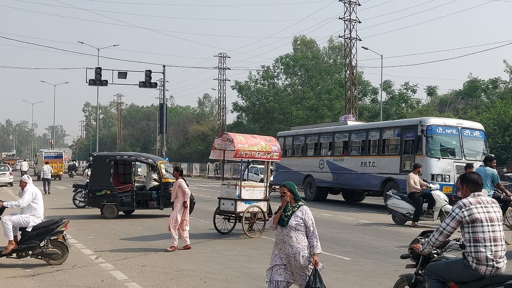 11जेएनडी05 नरवाना में लघु सचिवालय के पास बंद पड़ी ट्रैफिक लाइट। संवाद 11जेएनडी05 नरवाना में लघु सचिवालय के पास बंद पड़ी ट्रैफिक लाइट। संवाद