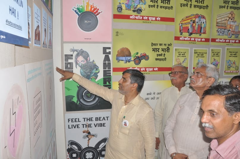 11सीटीके15...सुपवा में आयोजित स्टूडेंट्स शोकेस वार्षिक कला प्रदर्शनी के दौरान विद्यार्थी के साथ