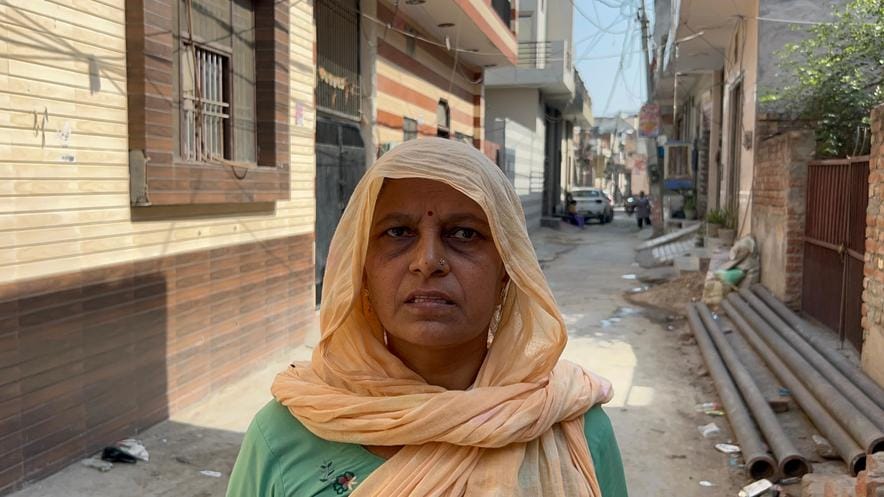 11सीटीके19 कृष्णा कॉलोनी में दूषित जलापूर्ति को दिखाते स्थानीय लोग। संवाद