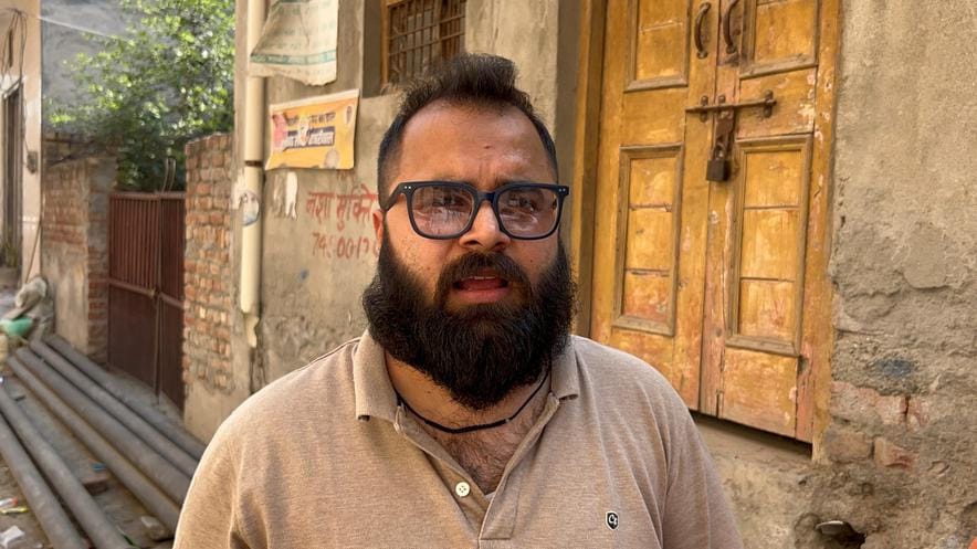 11सीटीके19 कृष्णा कॉलोनी में दूषित जलापूर्ति को दिखाते स्थानीय लोग। संवाद