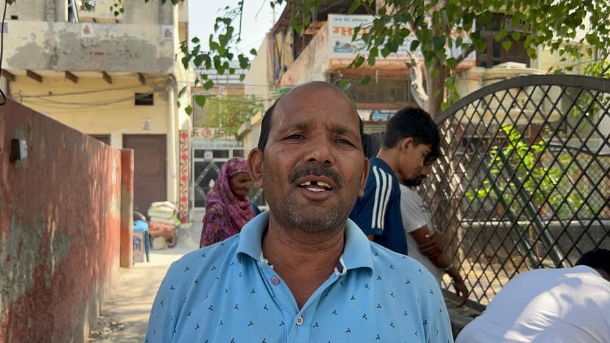 11सीटीके19 कृष्णा कॉलोनी में दूषित जलापूर्ति को दिखाते स्थानीय लोग। संवाद