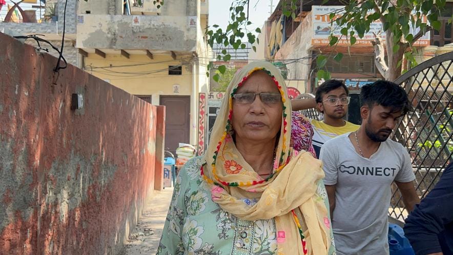 11सीटीके19 कृष्णा कॉलोनी में दूषित जलापूर्ति को दिखाते स्थानीय लोग। संवाद