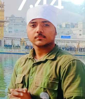 अंबाला कैंट के नागरिक अस्पताल में पुलिस हत्या के बारे में मृतक के दोस्तों से जानकारी लेती हुई: अंबाला कैंट के नागरिक अस्पताल में पुलिस हत्या के बारे में मृतक के दोस्तों से जानकारी लेती हुई: