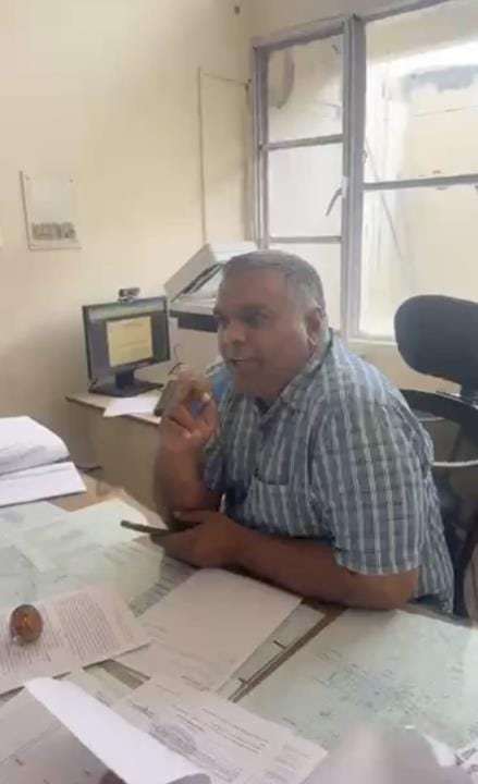 डीटीपी को अंगुली दिखाकर बात करते विधायक गोकुल सेतिया। सोशल मीडिया। डीटीपी को अंगुली दिखाकर बात करते विधायक गोकुल सेतिया। सोशल मीडिया।