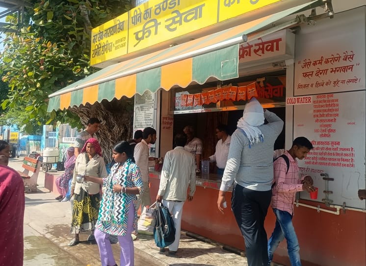 फोटो 11- सोनीपत स्टेशन पर पानीपत की ओर आरपीएफ क्वार्टर के पास पानी की टंकी पर सफाई के अभाव में फोटो 11- सोनीपत स्टेशन पर पानीपत की ओर आरपीएफ क्वार्टर के पास पानी की टंकी पर सफाई के अभाव में