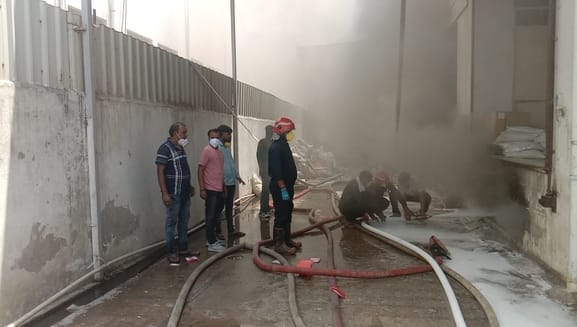 फोटो :17: सोनीपत के कुंडली औद्योगिक क्षेत्र स्थित फैक्टरी के बेसमेंट में धधकती आग। संवाद फोटो :17: सोनीपत के कुंडली औद्योगिक क्षेत्र स्थित फैक्टरी के बेसमेंट में धधकती आग। संवाद