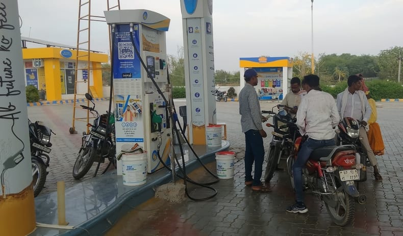 ग्राम भदरवारा हाइवे पर स्थित पेट्रोल पंपों पर बिना हेलमेट पहने पेट्रोल देते हुए ग्राम भदरवारा हाइवे पर स्थित पेट्रोल पंपों पर बिना हेलमेट पहने पेट्रोल देते हुए