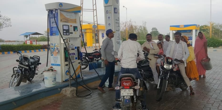 ग्राम भदरवारा हाइवे पर स्थित पेट्रोल पंपों पर बिना हेलमेट पहने पेट्रोल देते हुए ग्राम भदरवारा हाइवे पर स्थित पेट्रोल पंपों पर बिना हेलमेट पहने पेट्रोल देते हुए