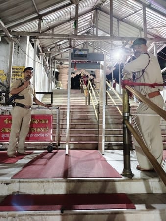 ज्वालामुखी मंदिर में गर्भगृह में दर्शन करते हुए श्रद्धालु। संवाद