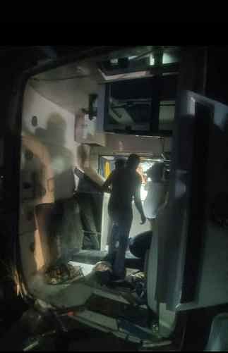 झाबुआ में स्लीपर बस पलटी खाई, बस के नीचे दबने से 3 की मौत, 13 घायल, उपचार जारी