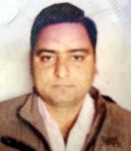 मंडावर क्षेत्र के गांव शहबाजपुर के जंगल में युवक का शव पेड़ पर लटका मिलने पर गमजदा परिजन। संवाद मंडावर क्षेत्र के गांव शहबाजपुर के जंगल में युवक का शव पेड़ पर लटका मिलने पर गमजदा परिजन। संवाद