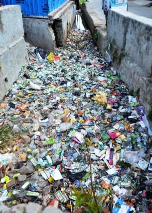 मोहल्ला महमंद हद्दफ में कूड़ा से पटा हुआ नाला। संवाद मोहल्ला महमंद हद्दफ में कूड़ा से पटा हुआ नाला। संवाद