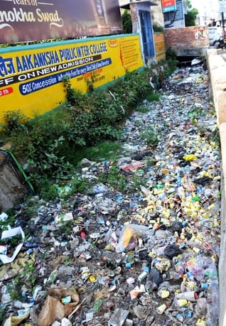 मोहल्ला महमंद हद्दफ में कूड़ा से पटा हुआ नाला। संवाद मोहल्ला महमंद हद्दफ में कूड़ा से पटा हुआ नाला। संवाद