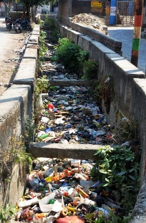 मोहल्ला महमंद हद्दफ में कूड़ा से पटा हुआ नाला। संवाद मोहल्ला महमंद हद्दफ में कूड़ा से पटा हुआ नाला। संवाद