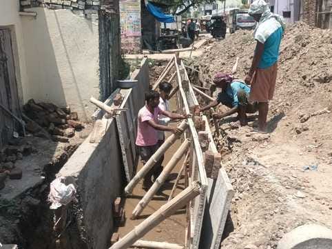 शहर के बिजलीघर चौराहे पर पानी निकास नाले में भरा कचरा और कीचड़ संवाद शहर के बिजलीघर चौराहे पर पानी निकास नाले में भरा कचरा और कीचड़ संवाद