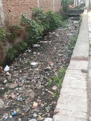शहर के बिजलीघर चौराहे पर पानी निकास नाले में भरा कचरा और कीचड़ संवाद शहर के बिजलीघर चौराहे पर पानी निकास नाले में भरा कचरा और कीचड़ संवाद