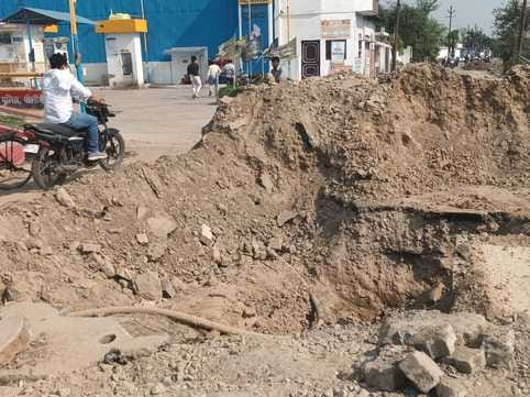 शहर के बिजलीघर चौराहे पर पानी निकास नाले में भरा कचरा और कीचड़ संवाद शहर के बिजलीघर चौराहे पर पानी निकास नाले में भरा कचरा और कीचड़ संवाद