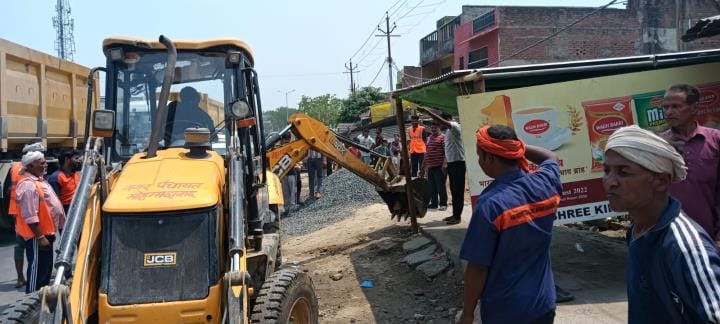 ट्रेनों के ठहराव के लिए ज्ञापन देते व्यापारी।