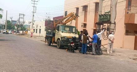 12जेएनडी15-फरैण कलां में आंधी के कारण टूटे पेड़, जिससे रास्ता संकीर्ण हो गया है। संवाद 12जेएनडी15-फरैण कलां में आंधी के कारण टूटे पेड़, जिससे रास्ता संकीर्ण हो गया है। संवाद
