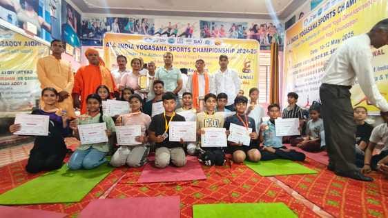 12जेएनडी24-पलवल में हुई ऑल इंडिया योगा स्पोट्र्स चैंपियनशिप में योग करती हुई खिलाड़ी तनस्वी। स् 12जेएनडी24-पलवल में हुई ऑल इंडिया योगा स्पोट्र्स चैंपियनशिप में योग करती हुई खिलाड़ी तनस्वी। स्