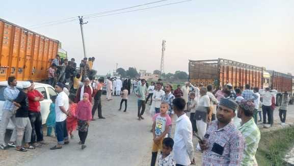 बाबरी क्षेत्र के गांव खानपुर में  जनाजे को   सुपुर्दे खाक के लिए ले जाते लोग । संवाद