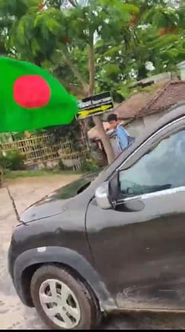 बांग्लादेश का झंडा लगा कर घूमती कार। बांग्लादेश का झंडा लगा कर घूमती कार।