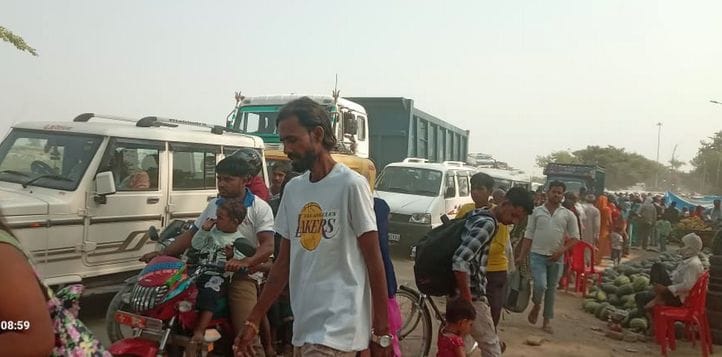 बुद्ध पूर्णिमा पर कछला घाट पर स्नान करते को उमड़े श्रद्धालु। संवाद