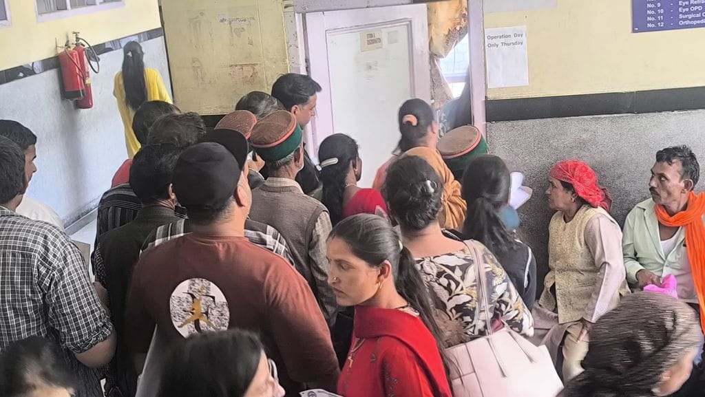 चार दिन अवकाश होने के बाद महात्मा गांधी खनेरी अस्पताल रामपुर में उमडी लोगों की भीड़। संवाद चार दिन अवकाश होने के बाद महात्मा गांधी खनेरी अस्पताल रामपुर में उमडी लोगों की भीड़। संवाद