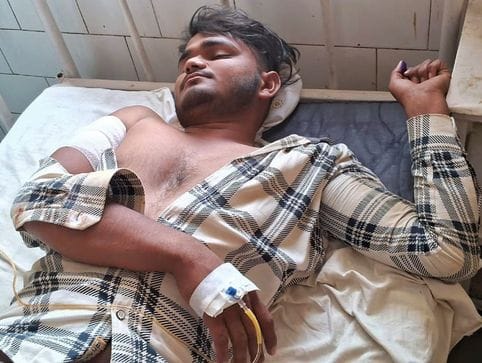 घटना के बाद आस पास खेतों में काम कर रहे किसानों से जानकारी लेती पुलिस। संवाद घटना के बाद आस पास खेतों में काम कर रहे किसानों से जानकारी लेती पुलिस। संवाद