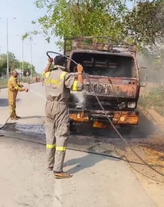 झूंसी में कसेरुआ खुर्द गांव के पास डीसीएम में लगी आग को बुझाते दमकलकर्मी