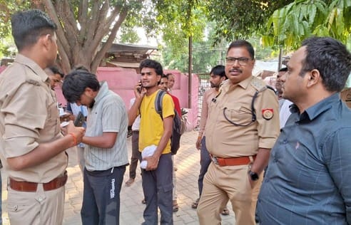 कछला घाट पर मृत श्रद्धालुओं को देखने को जुटे लोग। संवाद कछला घाट पर मृत श्रद्धालुओं को देखने को जुटे लोग। संवाद