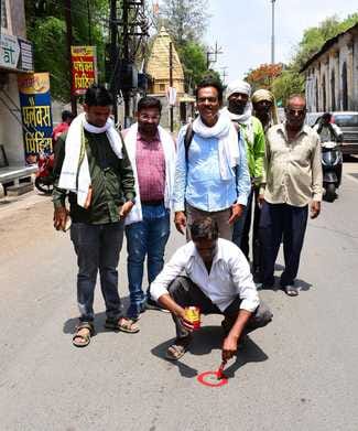मार्किंग करते निगम अधिकारी मार्किंग करते निगम अधिकारी