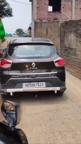 सुपौल में बांग्लादेश का झंडा लगा कर घूम रही कार।