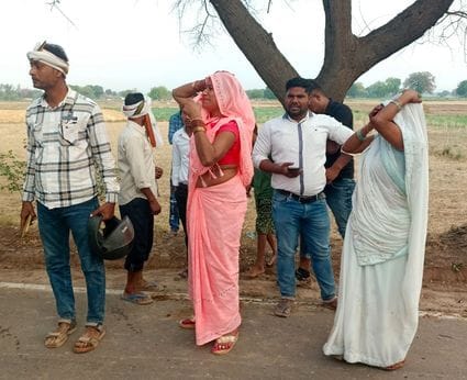 सरायअकिल के धारुपुर समीप हादसे के बाद मौके पर खडा डंपर। संवाद सरायअकिल के धारुपुर समीप हादसे के बाद मौके पर खडा डंपर। संवाद