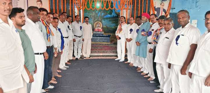 शाहजहांपुर में भगवान गौतम बुद्ध की प्रतिमा पर माल्यार्पण करते पंचशील वेलफेयर सोसाइटी के पदाधिक शाहजहांपुर में भगवान गौतम बुद्ध की प्रतिमा पर माल्यार्पण करते पंचशील वेलफेयर सोसाइटी के पदाधिक