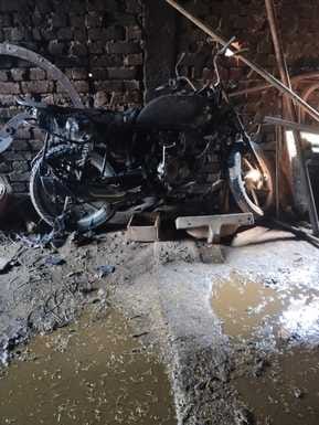 शार्ट सर्किट से घर रखा इंजन, बाइक सहित गृहस्थी का सामान जल कर खाक शार्ट सर्किट से घर रखा इंजन, बाइक सहित गृहस्थी का सामान जल कर खाक