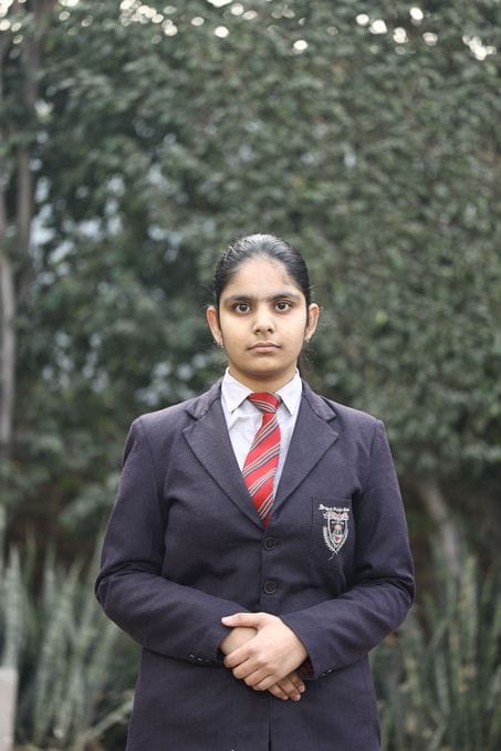 13जेएनडी11-10वीं और 12वीं का बेहतर परिणाम आने पर इंडस पब्लिक स्कूल में खुशी जाहिर करते विद्यार्
