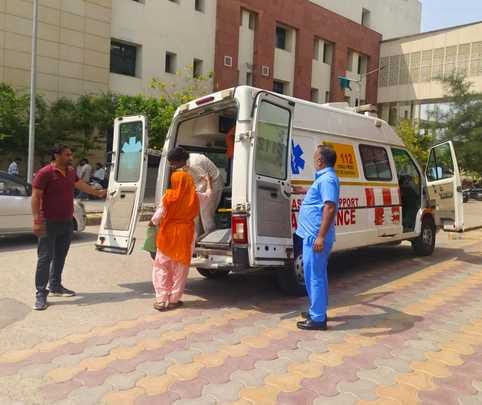 अंबाला कैंट के नागरिक अस्पताल में खड़ी सरकारी एंबुलेंस: संवाद अंबाला कैंट के नागरिक अस्पताल में खड़ी सरकारी एंबुलेंस: संवाद