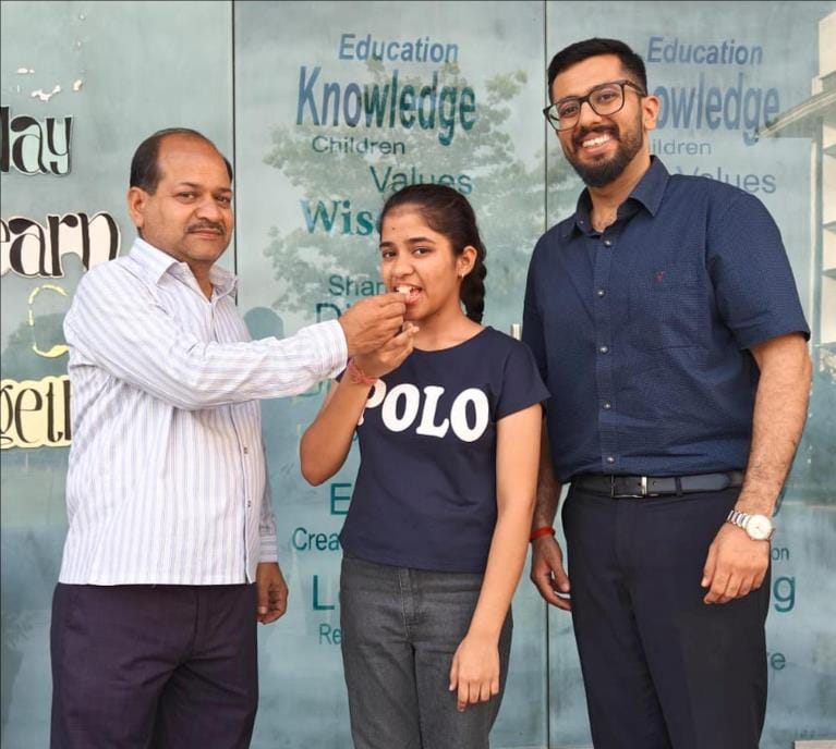 अथर्व खन्ना को मिठाई खिलाते परिजन। अथर्व खन्ना को मिठाई खिलाते परिजन।