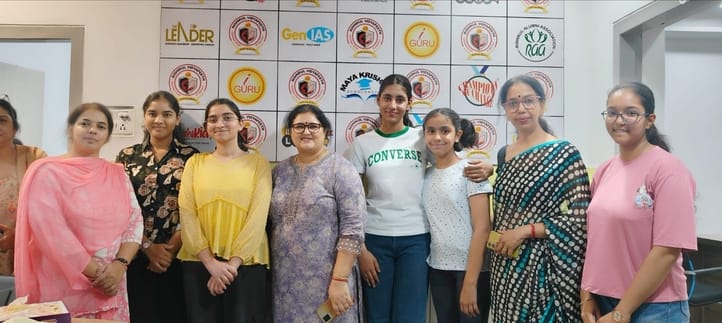 फोटो 38- सोनीपत के ओम पब्लिक स्कूल में कक्षा 12वीं के परीक्षा परिणाम में 97.6 फीसदी अंक प्राप्त