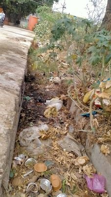 फोटो संख्या:59- गाेशाला रोड पर गंदगी से अटा नाला--संवाद