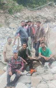 जाओं घराट में ग्रामीणों ने कुर्पण खड्ड पर तैयार की लकड़ी की पुलिया। संवाद जाओं घराट में ग्रामीणों ने कुर्पण खड्ड पर तैयार की लकड़ी की पुलिया। संवाद