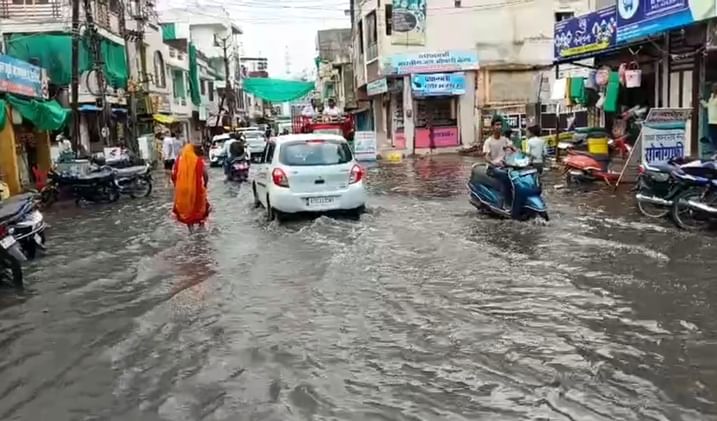 जावरा में शासकीय अस्पताल की बिल्डिंग से लेकर सीढ़ियों तक जमा हुआ पानी