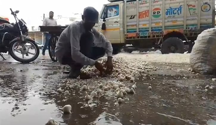 जावरा में शासकीय अस्पताल की बिल्डिंग से लेकर सीढ़ियों तक जमा हुआ पानी