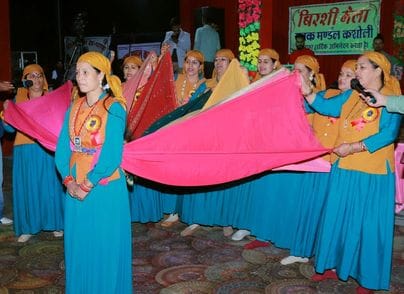 कशोली में आयोजित बिरशी मेले के शुभारंभ पर मुख्यातिथि को सम्मानित करते मेला कमेटी के सदस्य। संवा कशोली में आयोजित बिरशी मेले के शुभारंभ पर मुख्यातिथि को सम्मानित करते मेला कमेटी के सदस्य। संवा