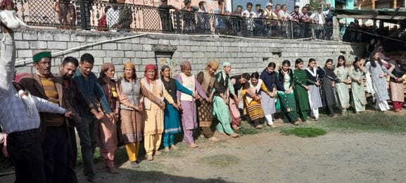 कशोली में आयोजित बिरशी मेले के शुभारंभ पर मुख्यातिथि को सम्मानित करते मेला कमेटी के सदस्य। संवा कशोली में आयोजित बिरशी मेले के शुभारंभ पर मुख्यातिथि को सम्मानित करते मेला कमेटी के सदस्य। संवा