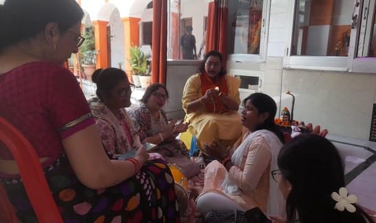 कृष्णा नगर मंदिर के बाहर राहगीरों को शरबत पिलाते सेवादार। संवाद