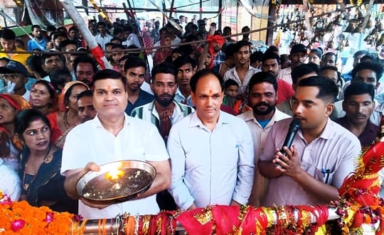 कृष्णा नगर मंदिर के बाहर राहगीरों को शरबत पिलाते सेवादार। संवाद